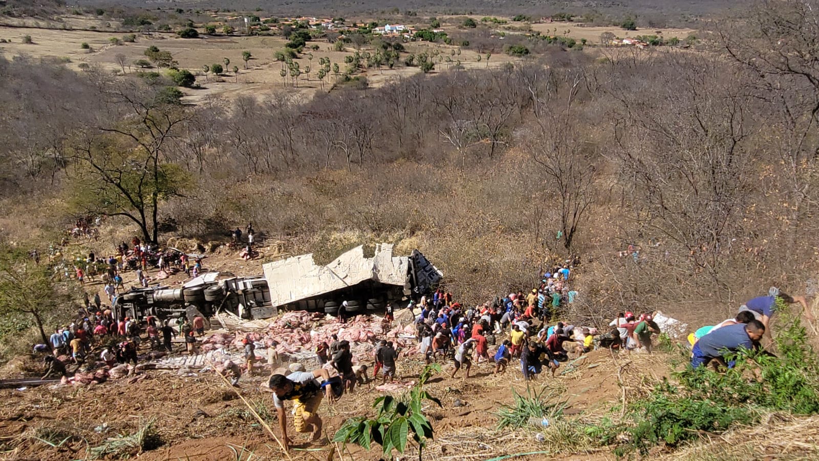 Caminh O Carregado De Carne Tomba Na Ladeira De F Tima Em Picos