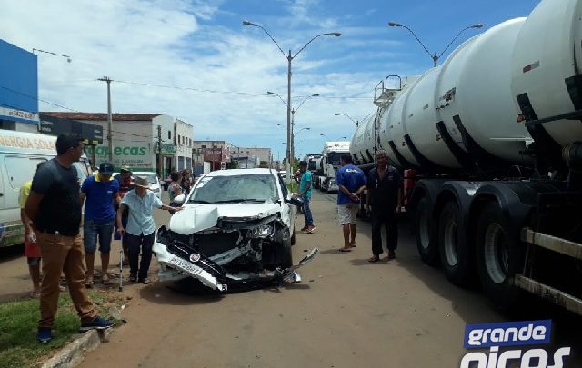 Colisão na rotatória que fica localizada no bairro Bomba