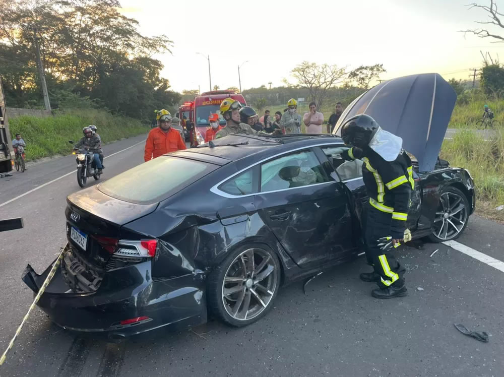 Dois homens morrem em grave acidente com veículo de luxo na BR-343, entre Teresina e Altos — Foto: Divulgação/Corpo de Bombeiros