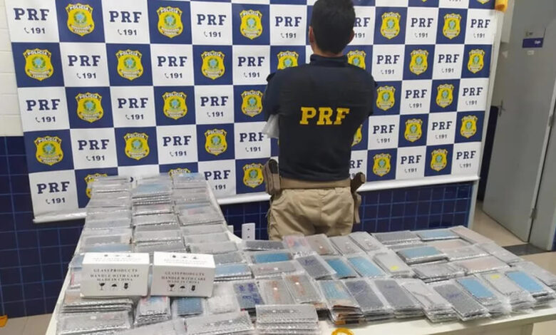 Carregamento com centenas de telas de celulares é apreendido em bagageiro de ônibus, em Floriano — Foto: Polícia Rodoviária Federal