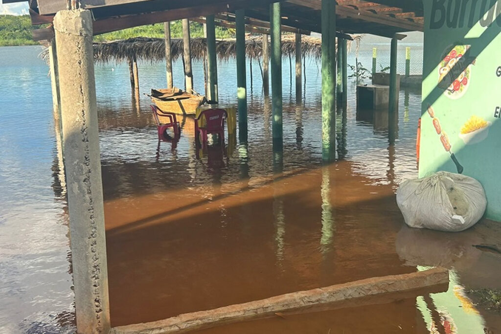 Barraca invadida pela água na barragem de Bocaina - FOto: Redes SOciais