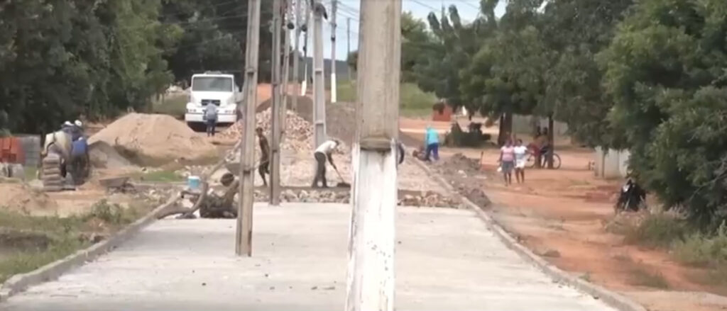 Moradores reclamam que os postes no meio da rua impossibilita a passagem de ônibus escolar. — Foto: TV Clube