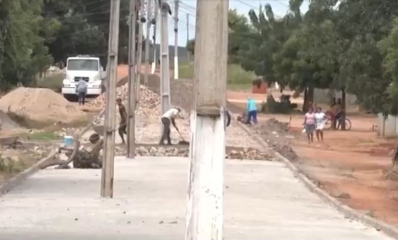 Moradores reclamam que os postes no meio da rua impossibilita a passagem de ônibus escolar. — Foto: TV Clube